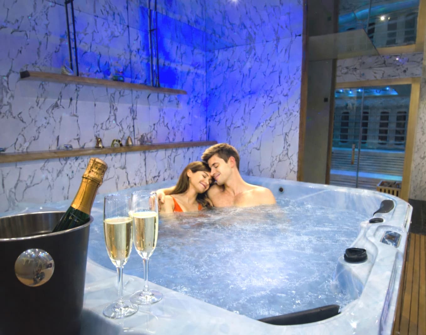 Jacuzzi v zasebnem wellnessu